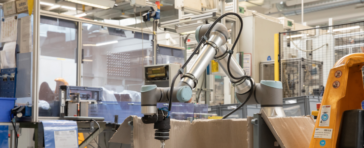 Roboty w Polsce: mniej nowych instalacji, najwięcej instalacji w motoryzacja