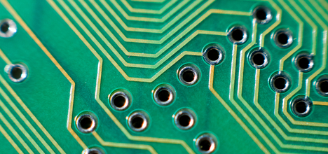 Konflikt na Bliskim Wschodzie podnosi ceny PCB o 40%, zakłócając łańcuchy dostaw elektroniki
