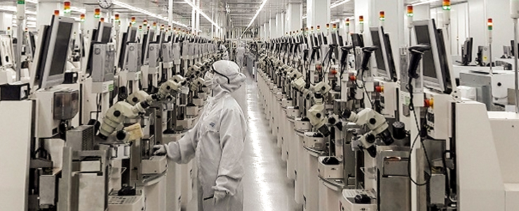 Roboty w fabrykach STMicroelectronics. Firma planuje automatyzację i przekwalifikowanie pracowników