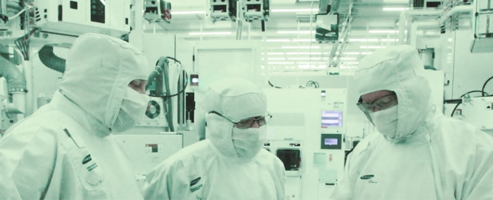 Samsung-Austin-Semiconductor-lab-workers
