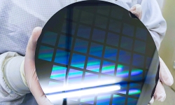engineer-holding-wafer