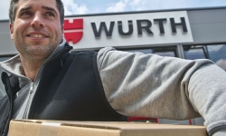 distribution-centre-with-employee