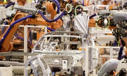 robots-inside-factory