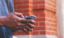 man-holidng-smartphone