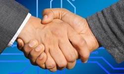 geralt-hands-agreement