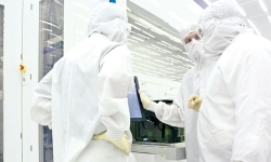 employees-in-cleanroom