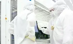 employees-in-cleanroom