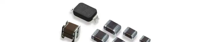 Rynek MLCC w cieniu AI: pełne moce w segmencie premium, ograniczenia w masowym Z najnowszych analiz TrendForce wynika, że w pierwszym kwartale 2026 r. rynek MLCC funkcjonuje w warunkach zwiększonego ryzyka politycznego i ekonomicznego. Amerykańskie cła oraz narastające napięcia geopolityczne podnoszą niepewność w łańcuchach dostaw, ale nie hamują inwestycji w zaawansowaną infrastrukturę AI. To właśnie ona staje się głównym motorem wzrostu dla producentów wysokiej klasy kondensatorów.