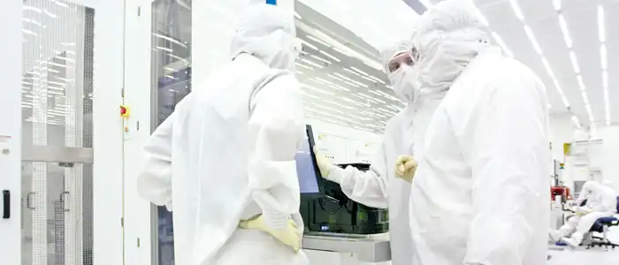 employees-in-cleanroom